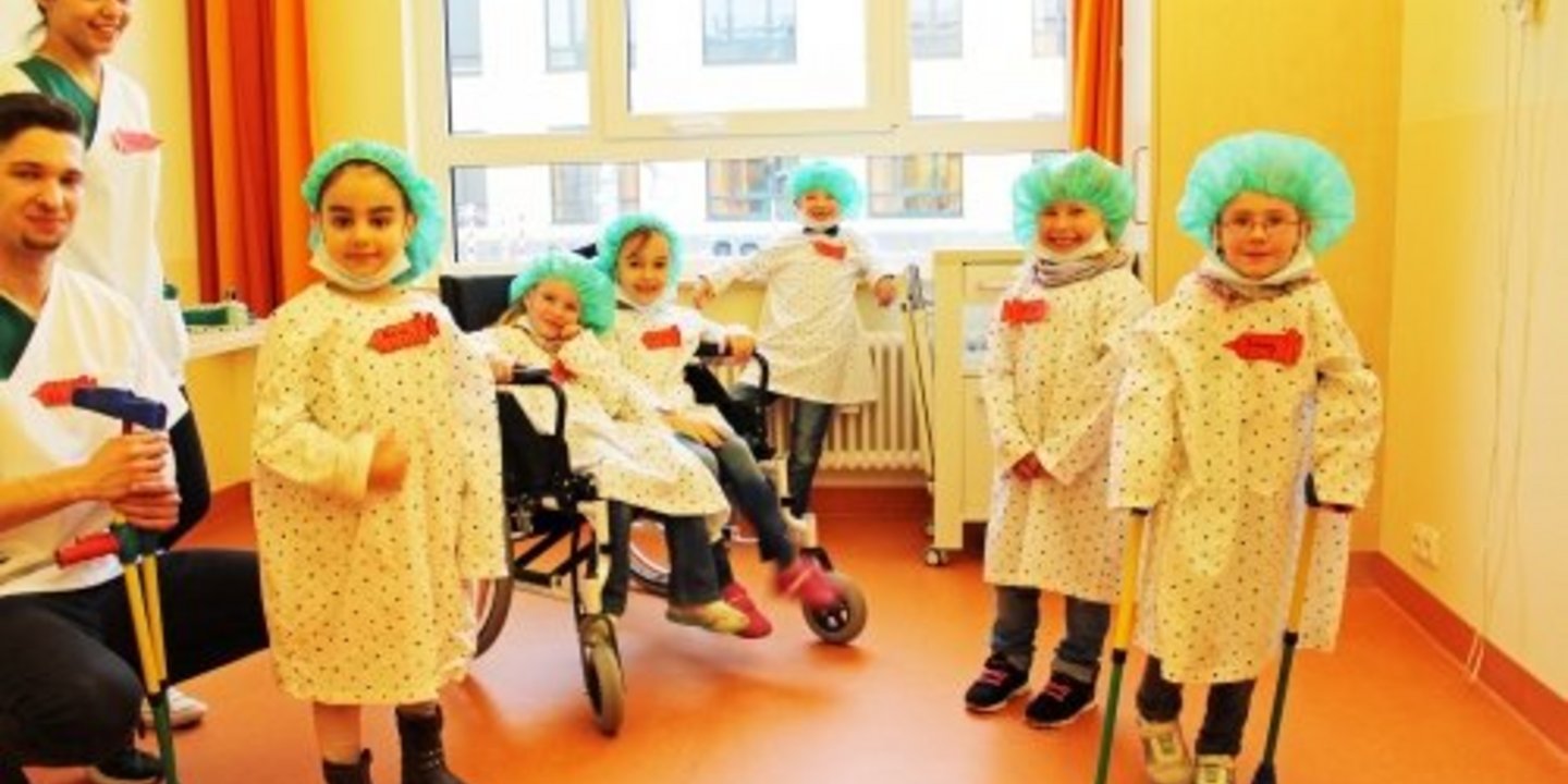 Kinder entdecken die Kliniken