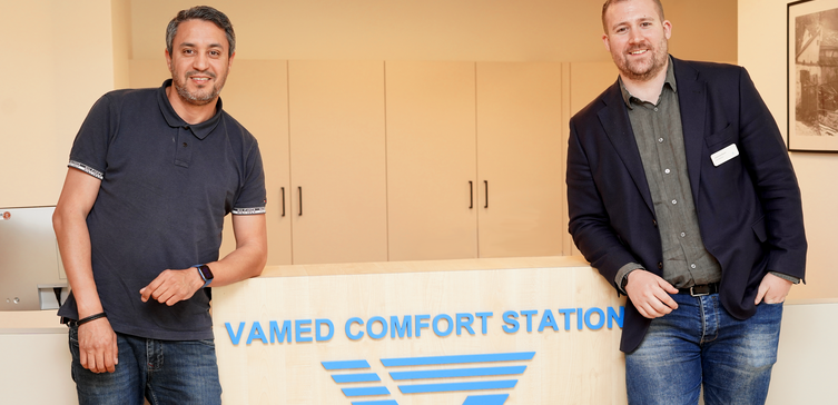 Geschäftsführer Johannes Bracht und Architekt Azzeddine Benabbas vor dem Stützpunkt der Komfortstation.